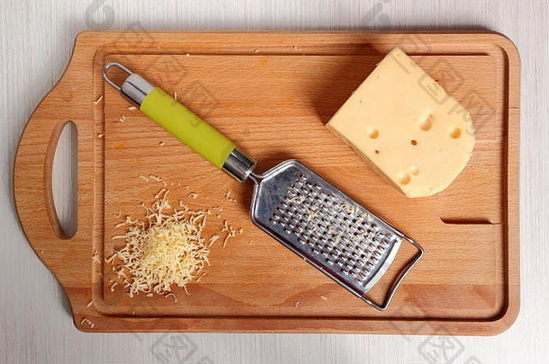磨碎的奶酪和细磨碎器