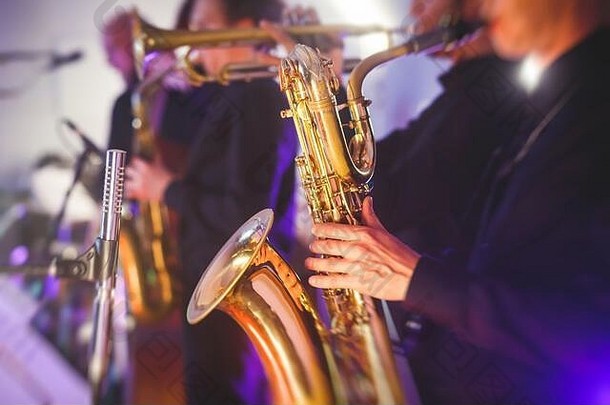 萨克斯管演奏者的音乐会视图，背景为歌手和爵士乐队