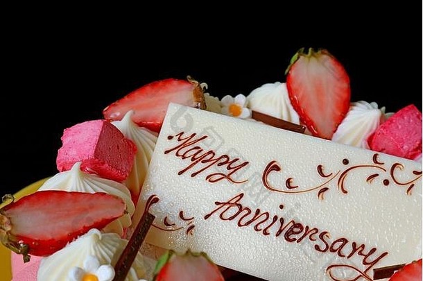 草莓果冻香草<strong>慕斯</strong>蛋糕顶部的白巧克力周年可食用贺卡