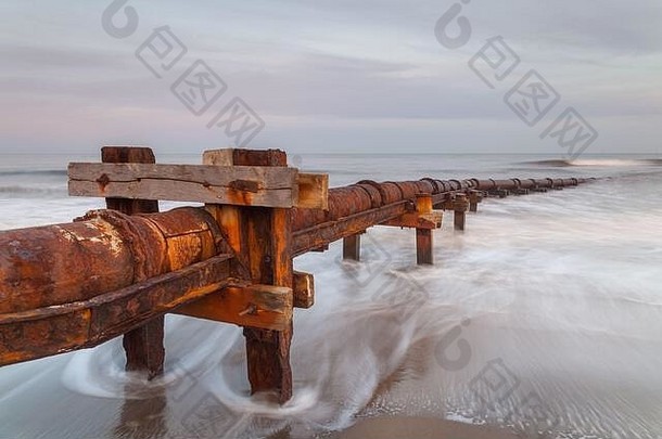 位于诺森伯兰海岸坎伯斯海滩的生锈的旧排水管，将废物排入北海。