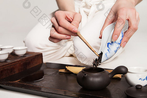 中国的茶道是由穿着和服的茶艺师表演的
