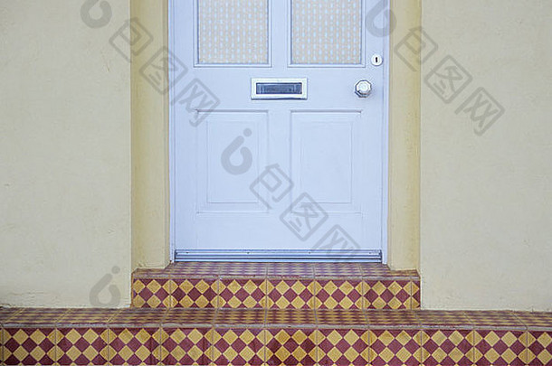 现代窗户和镶板白色前门详图，带盲信箱把手、防风和菱形瓷砖台阶