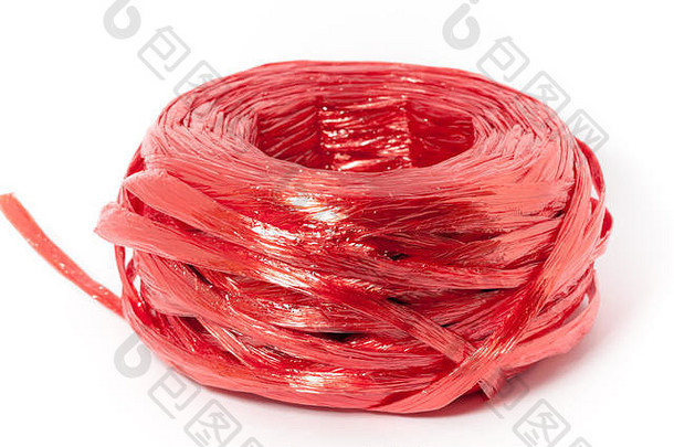 白色背景上的红色塑料绳俯视特写