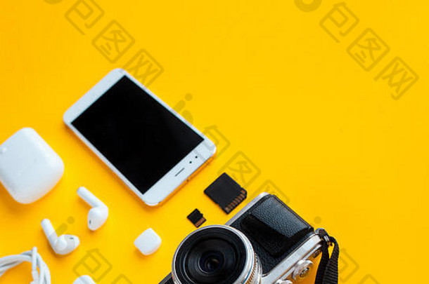 集博主内容制造商旅行者mirrorless相机智能手机配件黄色的背景