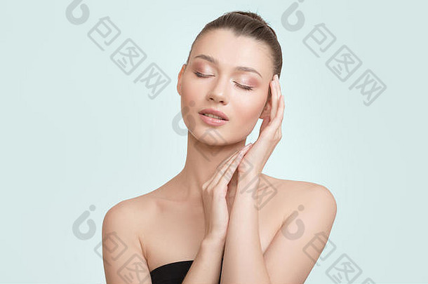 女人清洁皮肤触摸脸颊手完美的脸皮肤概念白色