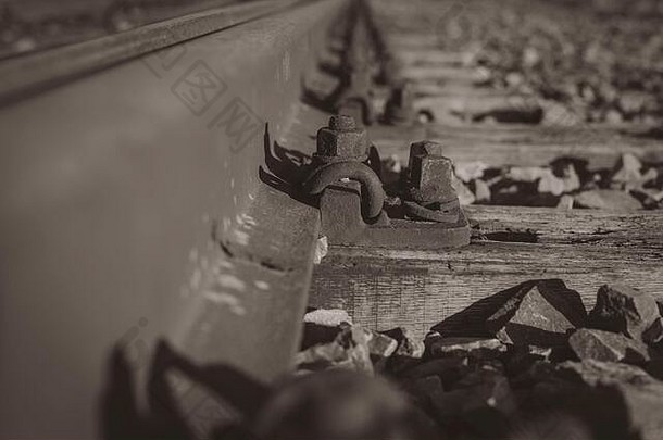 铁轨螺丝，铁轨上生锈的螺丝，生锈的旧铁轨，黑白照片，摘要