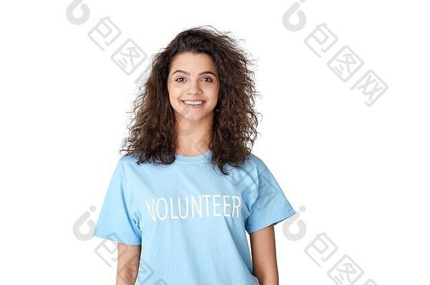 快乐拉丁少女穿着志愿者T恤看着隔离在白色上的摄像机。