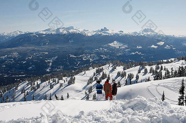 滑雪板运动员可以欣赏<strong>惠</strong>斯勒山和黑牙山的美景