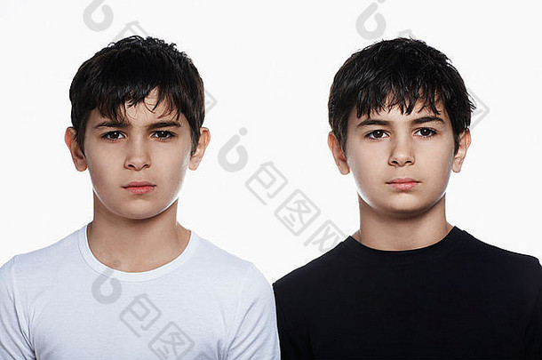 双胞胎男孩肖像