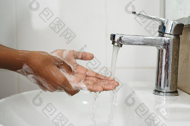 一个男孩用肥皂<strong>洗手</strong>盆擦手的特写镜头。手卫生和<strong>全球洗手日</strong>的概念