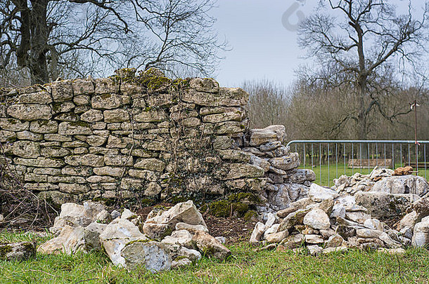 干石头墙修理传统的墙经历修复农田萨默塞特英格兰