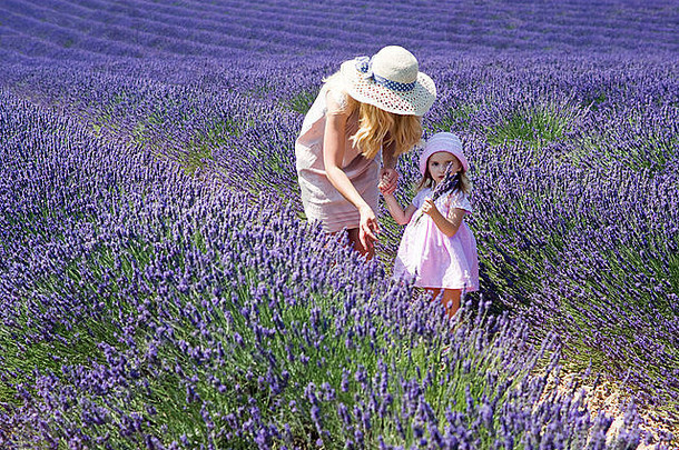 法国瓦伦索尔。母亲和女儿在薰衣草地里