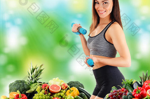 年轻的女人各种有机蔬菜水果平衡饮食
