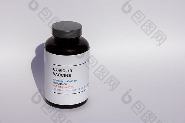 chadox法律顾问棕色（的）瓶牛津大学实验疫苗白色背景丹麦