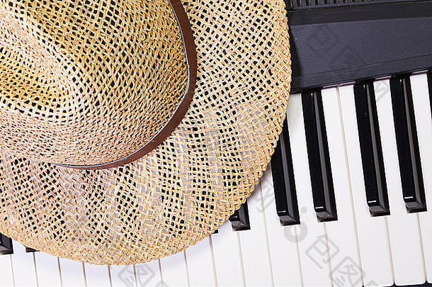 钢琴键盘和草帽的细节