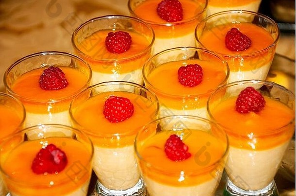 在危地马拉的拉丁美洲派对上，玻璃杯配甜点，在酒店庆祝。