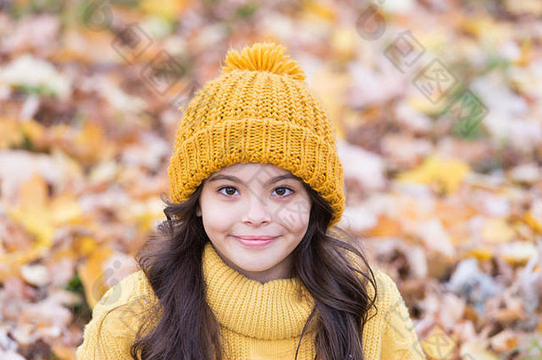 保护头部的配件。可爱的小童装针织配件。带时尚配饰的可爱小女孩。时尚配饰看起来很时髦。秋季儿童帽子。
