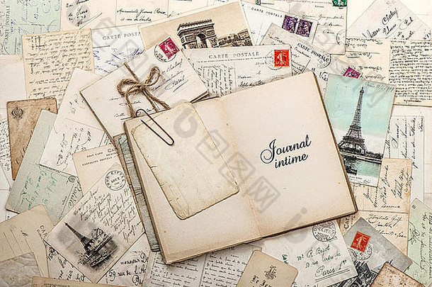 打开空日记本、旧信件、法国明信片
