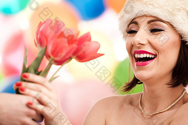 可爱的女人微笑接收红色的郁金香专业化妆应用<strong>图</strong>片拍摄
