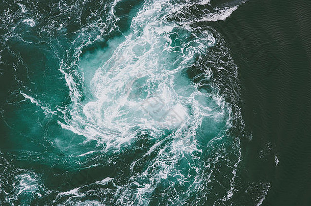 挪威的Saltstraumen海漩涡自然现象