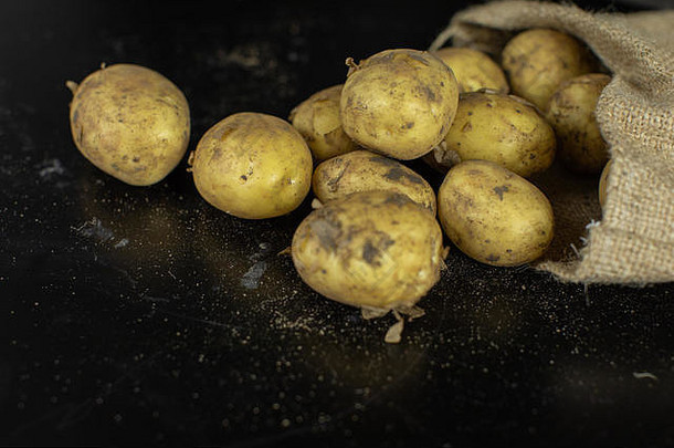 土豆黑色的surfase帆布袋新鲜的土豆痕迹地球皮肤脏生土豆大数量洗很多土豆桩