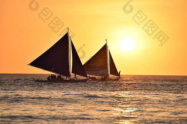 长滩岛上美丽的日落和帆船