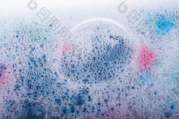 蓝色的水面上覆盖着泡沫和气泡