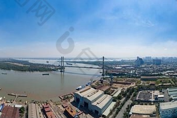 越南<strong>胡</strong>志明市西贡河上晴朗的蓝天下，富美大桥的空中全景图