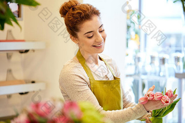 微笑的花店女店员在花店做花束