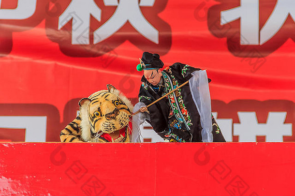 厦门中国9月中国人傀儡师执行手木偶显示首歌杀死吃人的老虎基于古老的谁