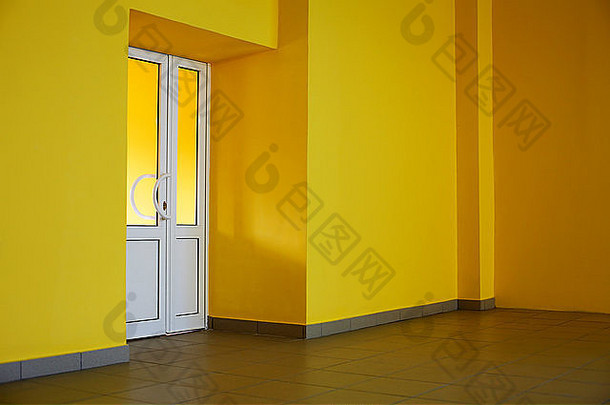 黄色房间里的玻璃门
