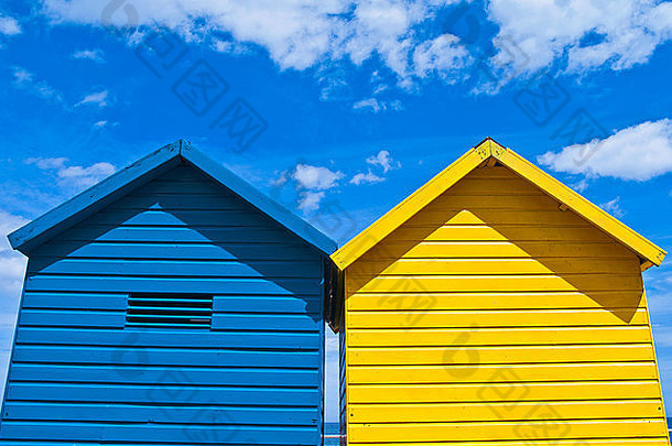 明亮彩色蓝色的黄色的海滩小屋深蓝色的天空<strong>夏天惠</strong>特比北<strong>约</strong>克郡英格兰