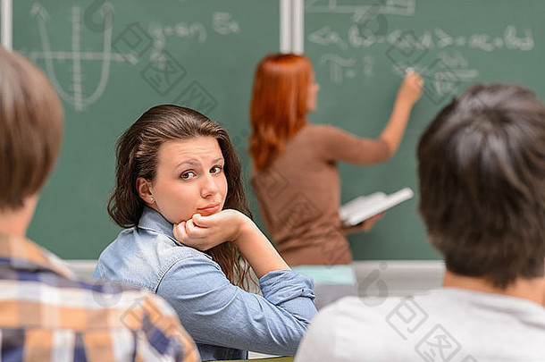 数学<strong>课</strong>上坐在黑板前无聊的女学生