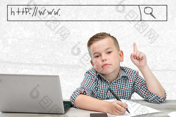 高加索人学龄男孩格子衬衫光背景显示窗口地址网站