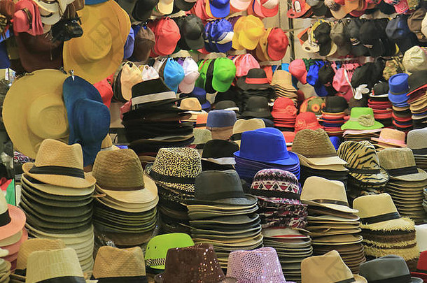 帽店内有许<strong>多款</strong>式和颜色各异的时尚帽架，用作背景和横幅