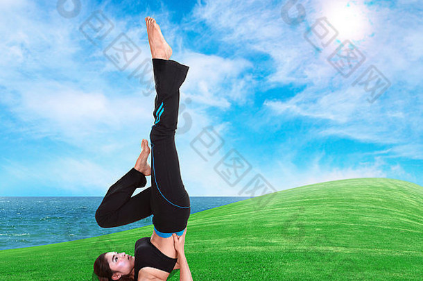 年轻的女人瑜伽锻炼草天空