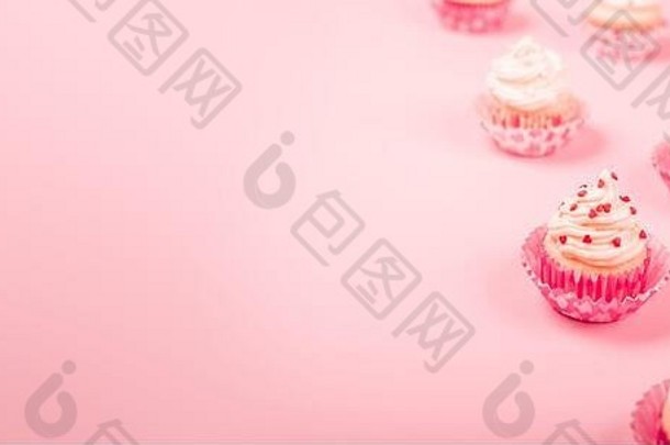 情人节一天爱纸杯蛋糕装饰奶油心粉红色的背景复制空间文本