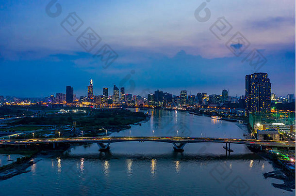 越南<strong>胡</strong>志明市金融区的经典空中夜景，从平成区到西贡河大桥