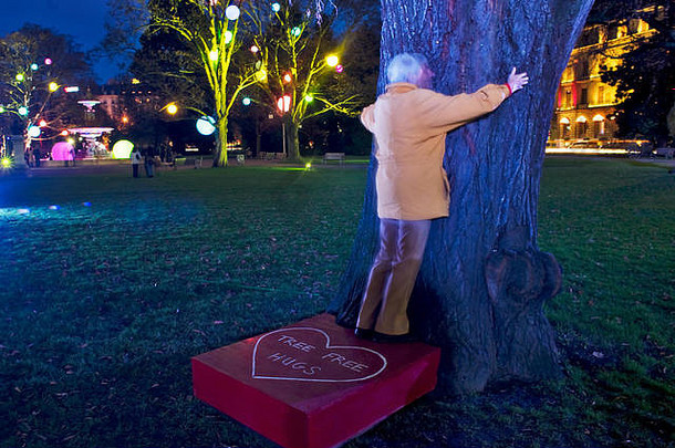 月12月树收到发光的饰品创建艺术家日内瓦瑞士