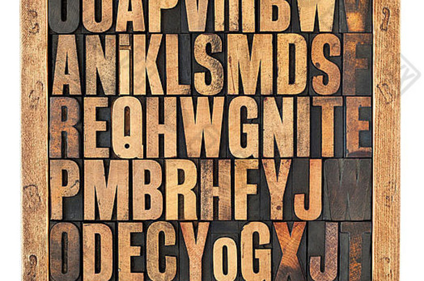 随机信字母古董凸版印刷的木类型块乡村盒子孤立的白色
