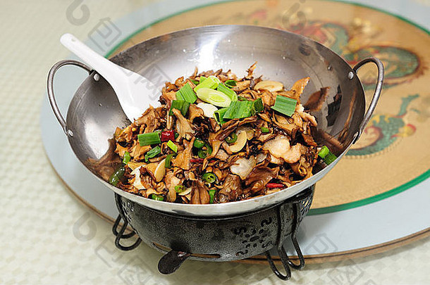 中国人湖南厨房烤盘煮熟的野生蘑菇