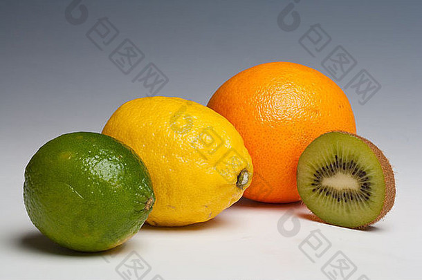 柑橘类水果、橙子、柠檬、酸橙和猕猴桃，背景朴素