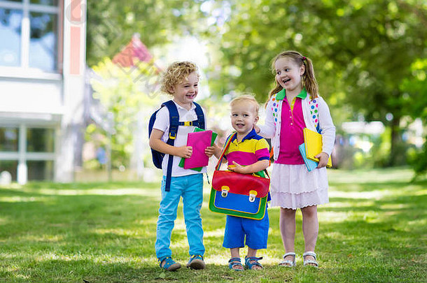 孩子们回到学校。暑假后新学年开始。开学第一天，男孩和女孩带着背包和书。cla的开始