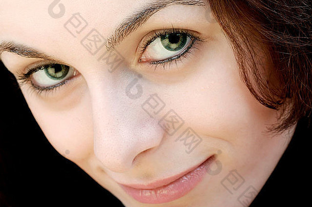 美丽快乐的绿眼睛女人。