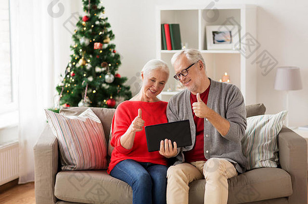 圣诞老人夫妇与平板电脑<strong>欢聚</strong>一堂