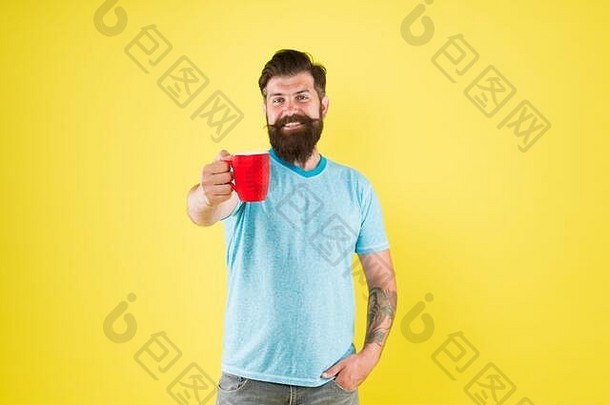 能源概念。时髦的咖啡师黄色背景。咖啡厅留胡子的男人喝早茶。茶点时间。加适量牛奶的咖啡。早晨习惯生活方式。狂热的咖啡文化。