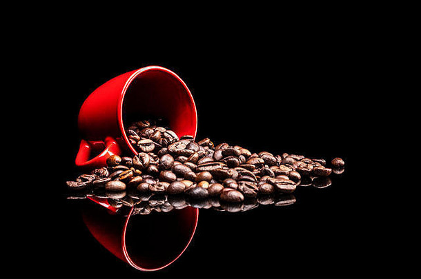 <strong>咖啡</strong>杯孤立的黑色的背景反射