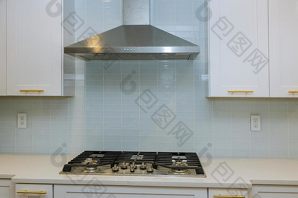 厨房的特点是白色橱柜，大理石台面，配以石材不锈钢罩，厨房内部配有新烤箱