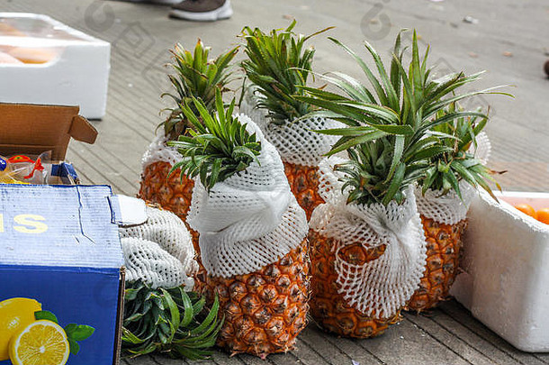 户外周末水果市场地板上的菠萝