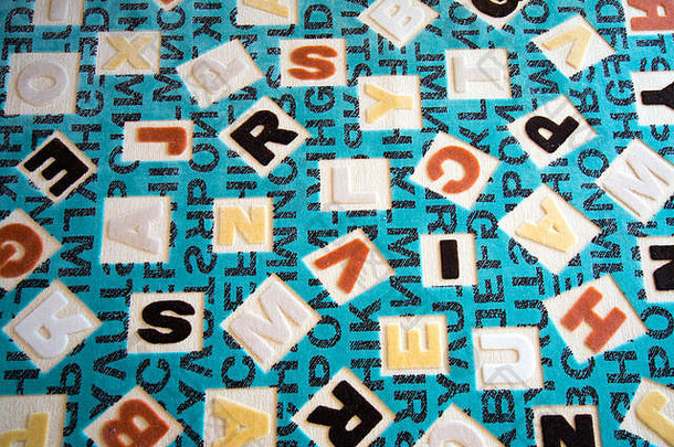 地毯上的彩色字母教育概念图